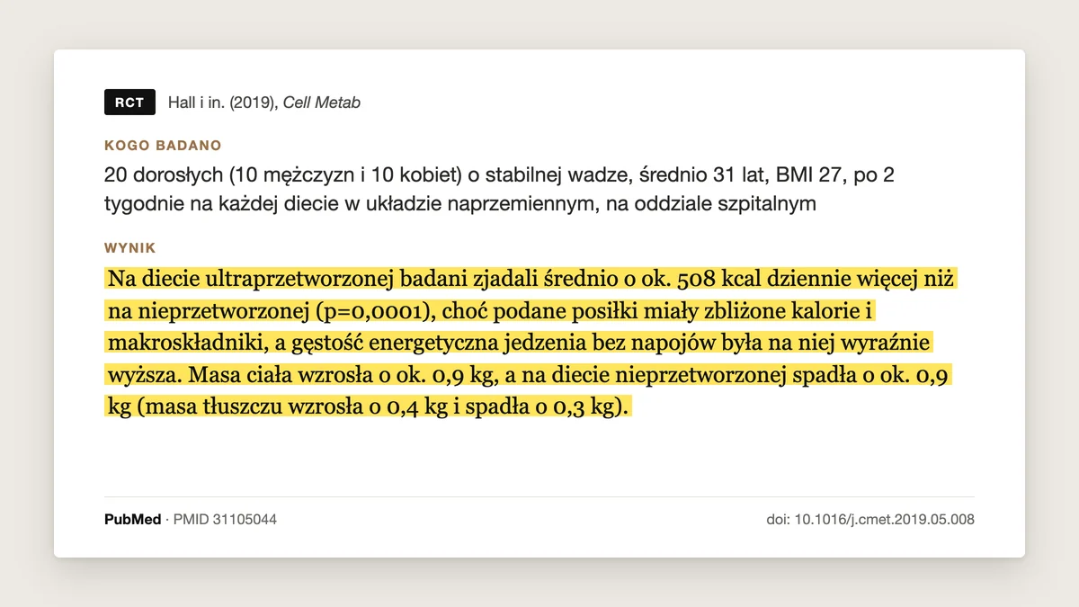 Plansza badania Hall i in. 2019: na diecie ultraprzetworzonej uczestnicy jedli średnio o około 508 kcal dziennie więcej i przytyli około 0,9 kg w 2 tygodnie, a na diecie nieprzetworzonej schudli około 0,9 kg.