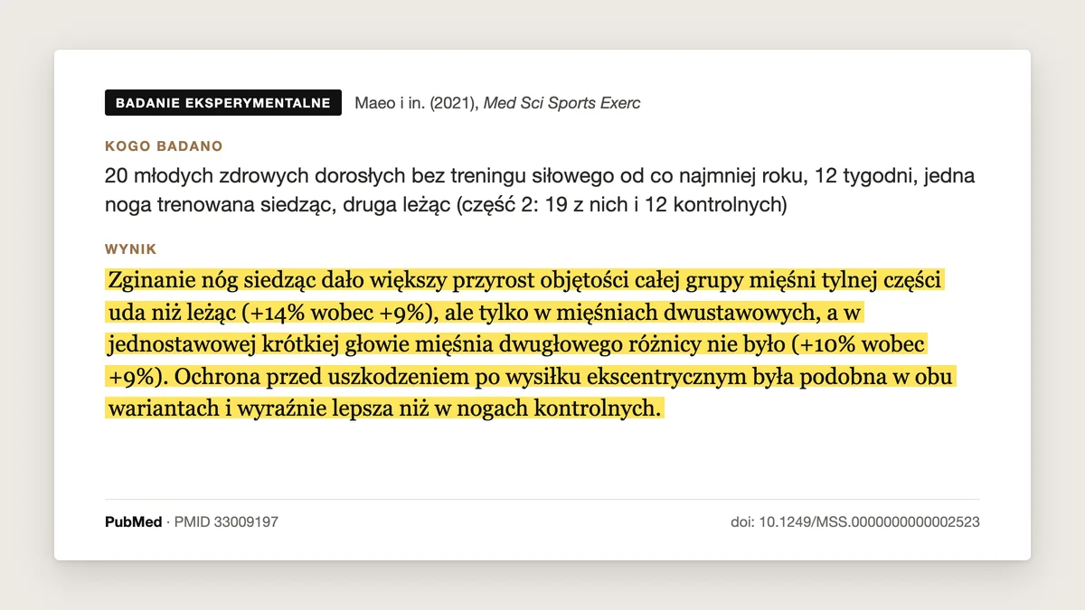 Plansza badania Maeo i in. 2021: 20 młodych dorosłych, 12 tygodni, jedna noga trenowana siedząc, druga leżąc. Uginanie nóg siedząc dało większy przyrost tylnej części uda niż leżąc, 14% wobec 9%.