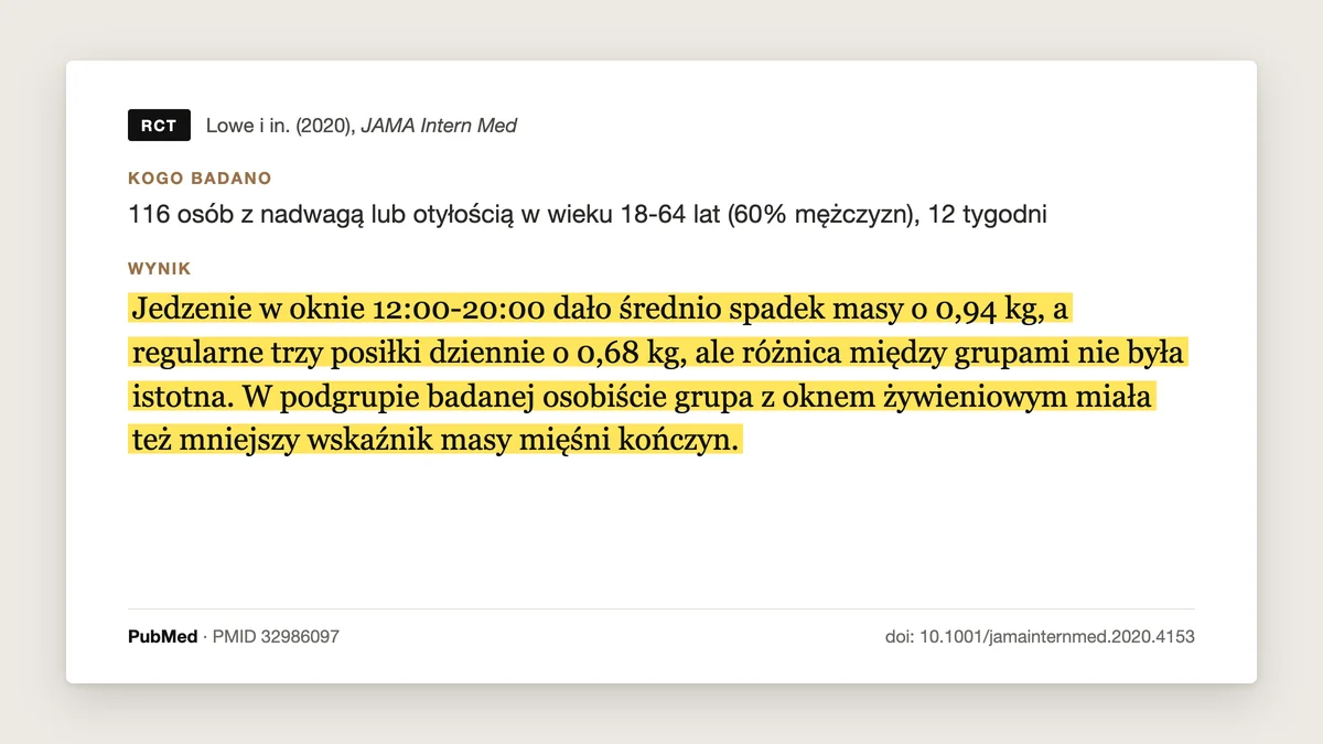 Plansza badania Lowe i in. 2020, JAMA Internal Medicine (TREAT): okno 12:00-20:00 bez innych zaleceń dało -0,94 kg w 12 tygodni wobec -0,68 kg przy 3 posiłkach, różnica nieistotna, a w podgrupie mierzonej osobiście większy spadek masy beztłuszczowej kończyn.